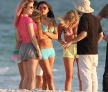 Vanessa Hudgens, Ashley Benson, Selena Gomez et Harmony Korine sur le tournage de  Spring Breakers  à St-Petersburg, en Floride, le mardi 13 mars 2012.