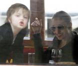 Angelina Jolie et ses filles Zahara, 7 ans, et Shiloh, 5 ans, sur une péniche à Amsterdam, le 14 mars 2012.