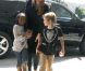 Angelina Jolie embarque de l'aéroport de L.A. avec ses deux filles aînées Zahara et Shiloh, destination Amsterdam le 13 mars 2012