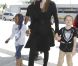 Angelina Jolie embarque de l'aéroport de L.A. avec ses deux filles aînées Zahara et Shiloh, destination Amsterdam le 13 mars 2012