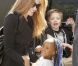 Angelina Jolie embarque de l'aéroport de L.A. avec ses deux filles aînées Zahara et Shiloh, destination Amsterdam le 13 mars 2012