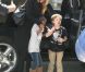 Angelina Jolie embarque de l'aéroport de L.A. avec ses deux filles aînées Zahara et Shiloh, destination Amsterdam le 13 mars 2012