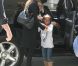 Angelina Jolie embarque de l'aéroport de L.A. avec ses deux filles aînées Zahara et Shiloh, destination Amsterdam le 13 mars 2012