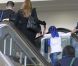 Angelina Jolie embarque de l'aéroport de L.A. avec ses deux filles aînées Zahara et Shiloh, destination Amsterdam le 13 mars 2012