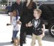 Angelina Jolie embarque de l'aéroport de L.A. avec ses deux filles aînées Zahara et Shiloh, destination Amsterdam le 13 mars 2012