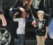 Angelina Jolie embarque de l'aéroport de L.A. avec ses deux filles aînées Zahara et Shiloh, destination Amsterdam le 13 mars 2012