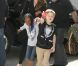 Angelina Jolie embarque de l'aéroport de L.A. avec ses deux filles aînées Zahara et Shiloh, destination Amsterdam le 13 mars 2012