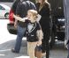 Angelina Jolie embarque de l'aéroport de L.A. avec ses deux filles aînées Zahara et Shiloh, destination Amsterdam le 13 mars 2012