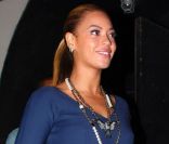 Beyoncé Knowles en Victoria Beckham, collier Lanvin et chaussures Nicholas Kirkwood, quitte le restaurant Nobu à New York, le 19 mars 2012.
