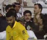 Diego Maradona s'en prend à des supporters pour protéger sa fiancée