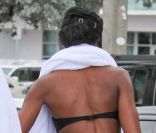 Naomi Campbell expose son corps de top à Miami, en rentrant de la plage avec son compagnon. Le 6 avril 2012.