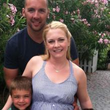 Melissa Joan Hart publie sur son compte twitter une photo d''elle enceinte en compagnie de son mari et de ses deux garçons