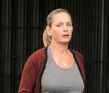 Uma Thurman enceinte va chercher son fils après une partie de foot, à New York le 20 avril 2012
