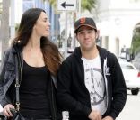 Pete Wentz et sa petite amie Meagan Camper, à Los Angeles, à la sortie d'un magasin Louis Vuitton, le mardi 24 avril 2012.