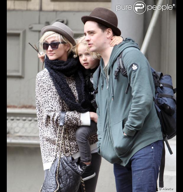 Ashlee Simpson accompagnée de son fils Bronx Mowgli et de son boyfriend Vincent Piazza, le mardi 24 avril 2012.
