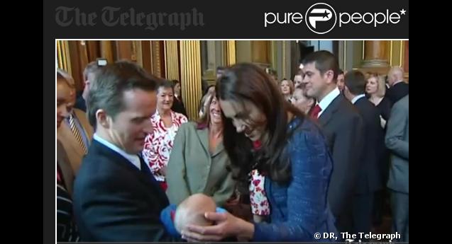 Le prince William et la duchesse Catherine ont été attendris par le bébé Hugo Vicary, âgé de trois semaines, au Goldsmiths Hall le 26 avril 2012 lors d'une réception caritative avec des soldats ayant participé en début d'année à la reconstitution de la "course au Pôle Sud" pour le centenaire du duel des explorateurs Scott et Amundsen.