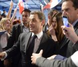 Carla Bruni-Sarkozy se tient au côté de son homme Nicolas Sarkozy lors du meeting de ce dernier à Toulouse le 29 avril 2012