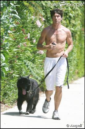 Jerry O'Connell fait son jogging topless...