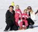 Le prince Friso des Pays-Bas, la princesse Mabel et leurs fillettes les comtesses Luana et Zaria lors de leurs vacances d'hiver à Lech, dans les Alpes autrichiennes, en février 2011. Un an avant l'accident du prince, tombé dans le coma après avoir été pris dans une avalanche.