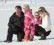 Le prince Friso des Pays-Bas, la princesse Mabel et leurs fillettes les comtesses Luana et Zaria lors de leurs vacances d'hiver à Lech, dans les Alpes autrichiennes, en février 2011. Un an avant l'accident du prince, tombé dans le coma après avoir été pris dans une avalanche.
