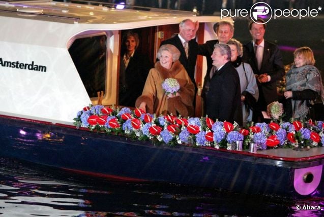 CASA REAL HOLANDESA - Página 33 846718-la-reine-beatrix-inaugurait-le-8-mai-637x0-1