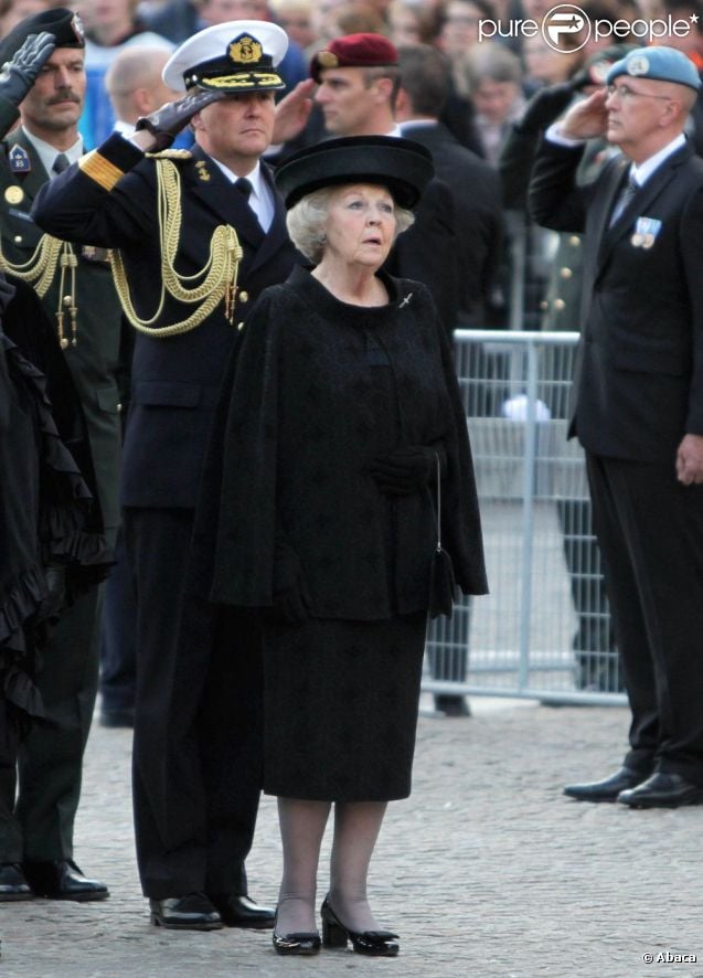 CASA REAL HOLANDESA - Página 32 846729-la-reine-beatrix-inaugurait-le-8-mai-637x0-1