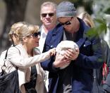 Elsa Pataky et son mari Chris Hemsworth se promènent dans les rues de Londres avec leur petite fille India Rose, née le 11 mai 2012