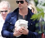 Chris Hemsworth tient dans ses bras sa fille India Rose le 11 mai 2012, à Londres le 16 mai 2012