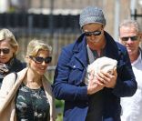 Très protecteurs, Elsa Pataky et son mari Chris Hemsworth se promènent dans les rues de Londres avec leur petite fille India Rose, née le 11 mai 2012