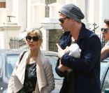 En couple, Elsa Pataky et son mari Chris Hemsworth se promènent dans les rues de Londres avec leur petite fille India Rose, née le 11 mai 2012