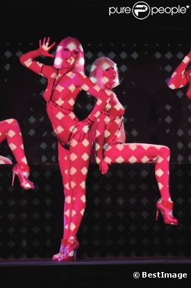 Crazy Horse: Nudite, horaires de folie, bas salaires, les danseuses se rebiffent...