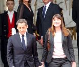 Nicolas Sarkozy et Carla Bruni quittent l\'Elysée sous le regard du nouveau couple présidentiel François Hollande et Valérie Trierweiler, à Paris, le 15 mai 2012.