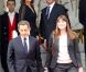Nicolas Sarkozy et Carla Bruni quittent l'Elysée sous le regard du nouveau couple présidentiel François Hollande et Valérie Trierweiler, à Paris, le 15 mai 2012.