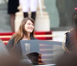 Dernier coup d\'oeil, c\'est terminé : Carla Bruni quitte l\'Elysée, le 15 mai 2012.