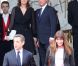 Nicolas Sarkozy et Carla Bruni quittent l'Elysée sous le regard du nouveau couple présidentiel François Hollande et Valérie Trierweiler, à Paris, le 15 mai 2012.