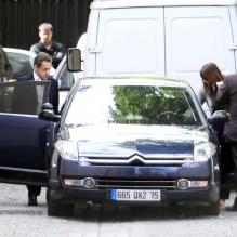 Nicolas Sarkozy et Carla Bruni quittent leur domicile du XVIe arrondissement, direction Marrakech, le 16 mai 2012.