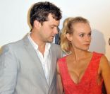 Joshua Jackson, pris en flagrant délit les yeux plongés dans le décolleté de sa compagne Diane Kruger lors de la soirée Calvin Klein à la villa Saint Georges. Cannes, le 17 mai 2012.