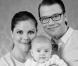 La princesse Estelle de Suède, trois mois, bien éveillée dans les bras de ses parents Victoria et Daniel, se dévoile le 18 mai 2012 dans deux nouveaux portraits photographiques, réalisés par la photographe royale Kate Gabor. Les clichés ont été diffusés en amont du baptême du bébé, le 22 mai en la chapelle royale du palais Drottningholm.