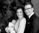 Portrait de la princesse Estelle de Suède avec ses parents la princesse Victoria et le prince Daniel diffusé par la Maison royale en avril 2012.
