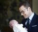 Portrait de la princesse Estelle de Suède avec son père le prince Daniel, publié en mars 2012 par la Maison royale.