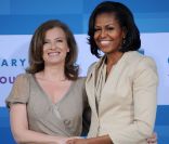 Valérie Trierweiler et Michelle Obama prennent la pose, au Gary Comer Youth Center, à Chicago, le 20 mai 2012.