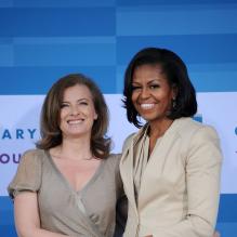 Valérie Trierweiler et Michelle Obama prennent la pose, au Gary Comer Youth Center, à Chicago, le 20 mai 2012.