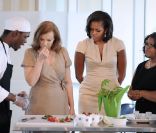 Valérie Trierweiler et Michelle Obama goûtent la cuisine des élèves du Gary Comer Youth Center, à Chicago, le 20 mai 2012.