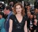 Emmanuelle Devos en robe Elie Saab lors de la montée des marches le 21 mai 2012 dans le cadre du Festival de Cannes lors de la présentation du film d'Alain Resnais Vous n'avez encore rien vu