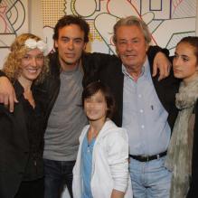 Alain Delon, Anthony Delon, ses filles Lou et Liv avec l'artiste Valeria Attinelli au vernissage de l'exposition Princess's Tour, à la Galerie Caplain Matignon, à Paris, le 22 mai 2012.