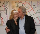 Alain Delon et l\'artiste Valeria Attinelli au vernissage de l\'exposition Princess\'s Tour, à la Galerie Caplain Matignon, à Paris, le 22 mai 2012.