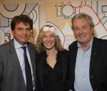 Pierre Lellouche, Alain Delon et l\'artiste Valeria Attinelli au vernissage de l\'exposition Princess\'s Tour, à la Galerie Caplain Matignon, à Paris, le 22 mai 2012.