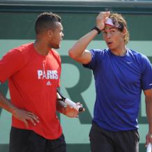 Jo-Wilfried Tsonga et Rafael Nadal très complices le 24 mai 2012 à Roland Garros lors d'un essai pour les nouvelles raquettes intelligentes signées Babolat