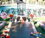 Elvis Presley : Qui osera s'offrir la première tombe du King ?