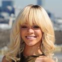 Rihanna : Blonde et topless pour préparer la sortie de son nouveau parfum